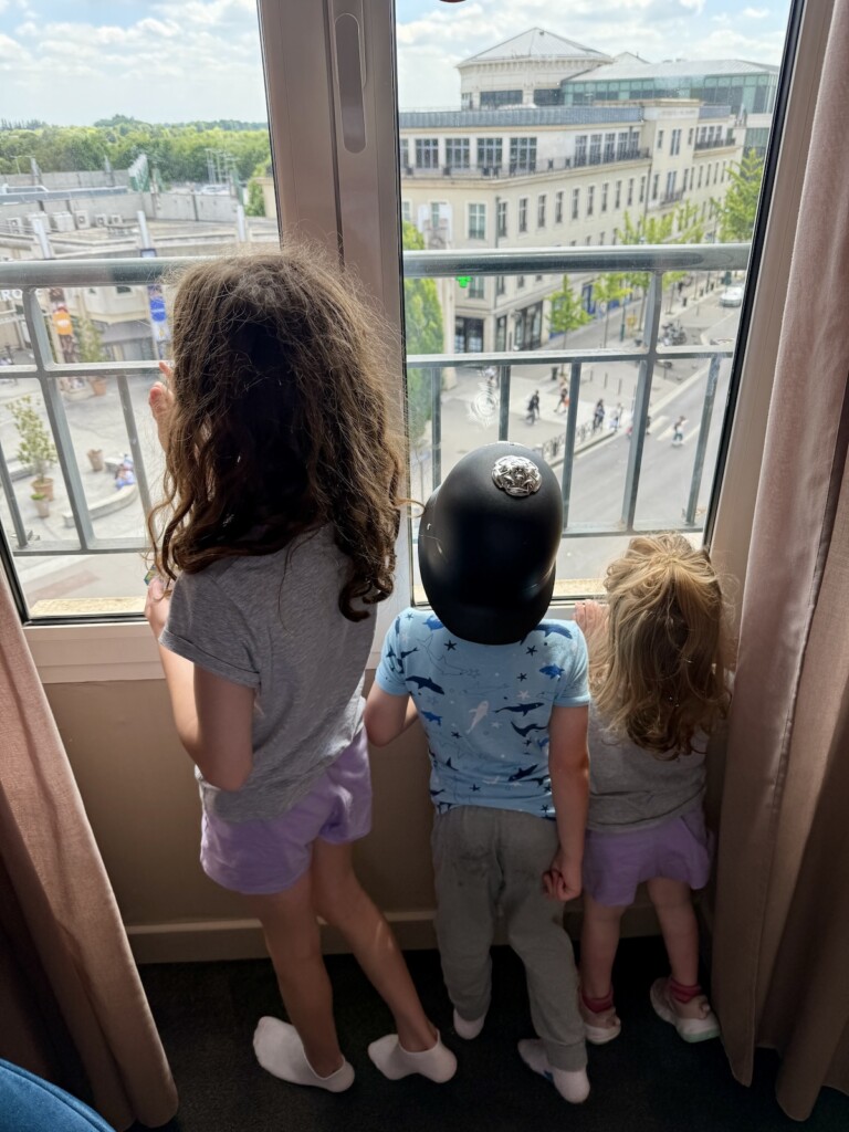 kids looking out window Disneyland paris